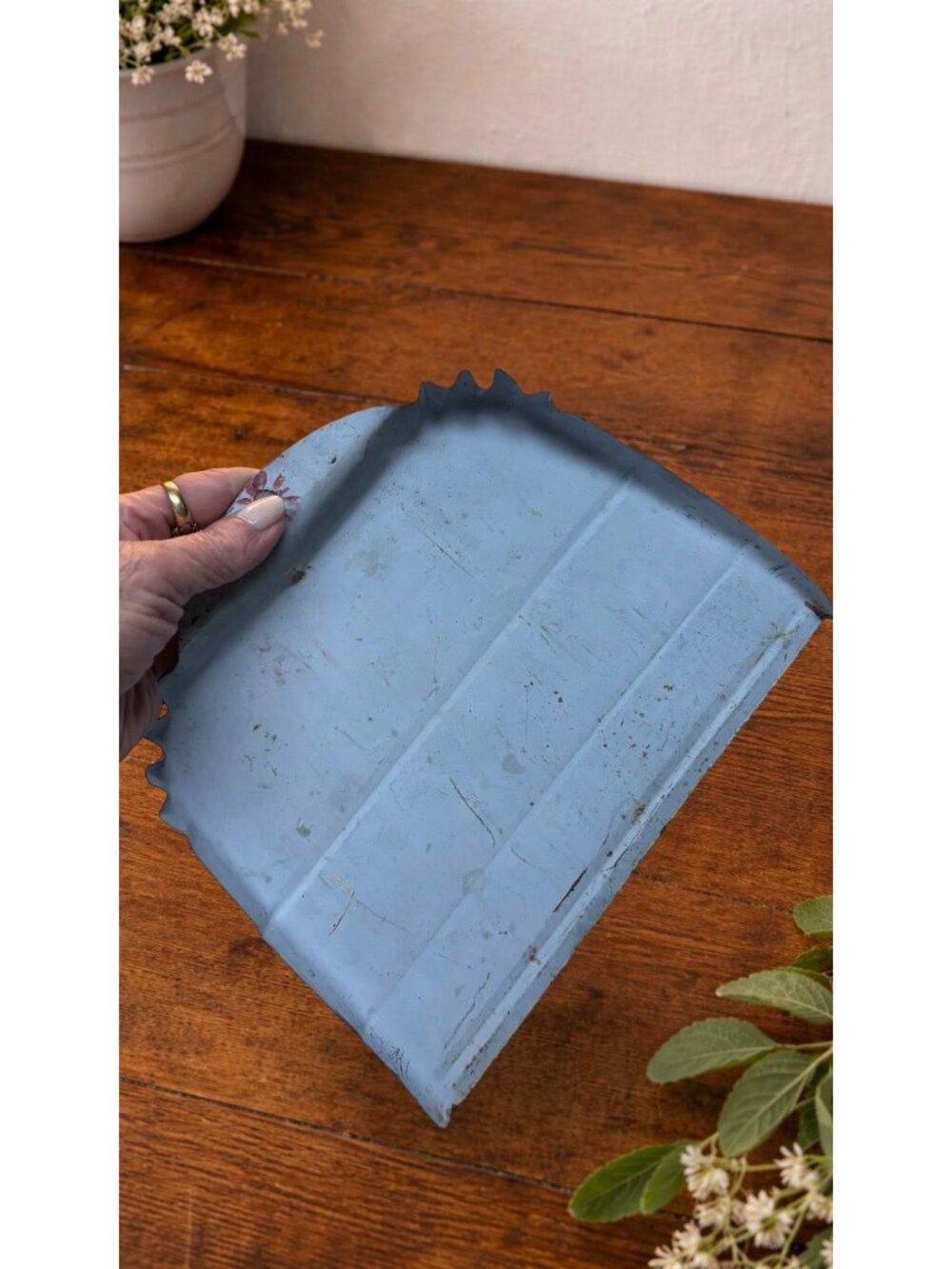 Hand-Painted Vintage Metal Dustpan With Floral & Folk Art Design Scalloped Edges - Picture 6 of 6